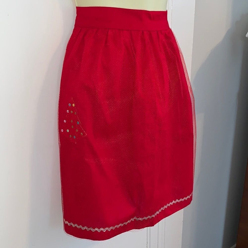 Vtg red cotton Christmas apron with red netting & felt spangled‎ Christmas tree